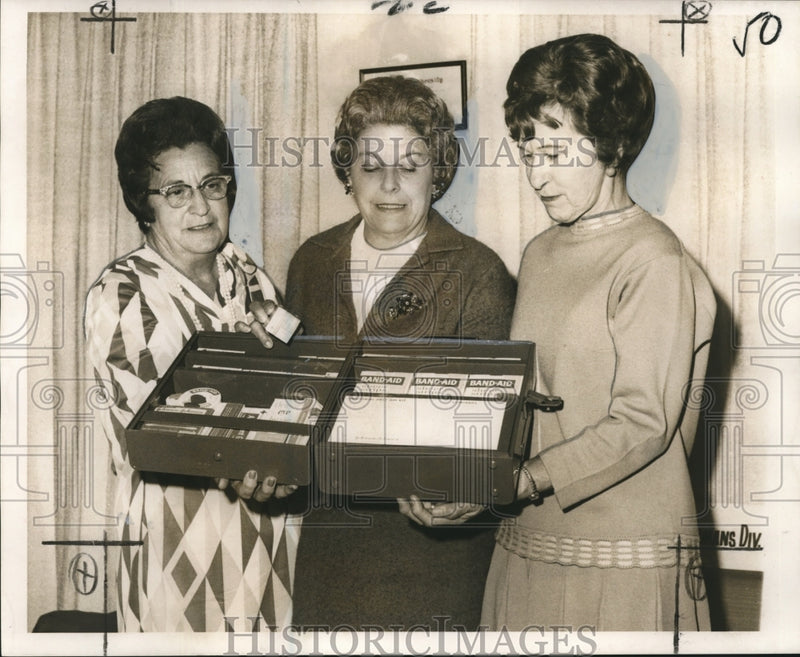 Load image into Gallery viewer, 1970 Press Photo Council Confab co-chairmen &amp; session speaker inspect first aid
