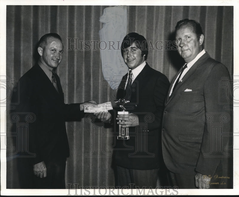 Load image into Gallery viewer, 1971 Press Photo Ray A. LeCron, Independent Garage Owners of La., gives award
