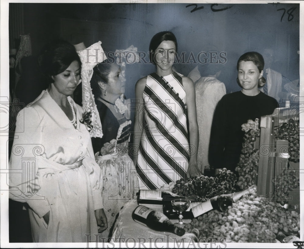 1968 Press Photo Members of France Amerique de la Louisiane at wine tasting