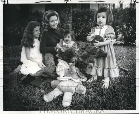 1972 Press Photo Anne (Mrs. Andrew) Calhoun surrounded Tots in Fashionable Togs- Historic Images