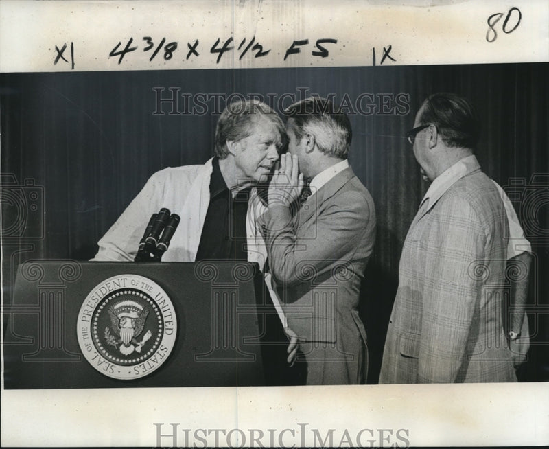 Load image into Gallery viewer, 1977 Press Photo Governor Edwards has Secret for President Jimmy Carter

