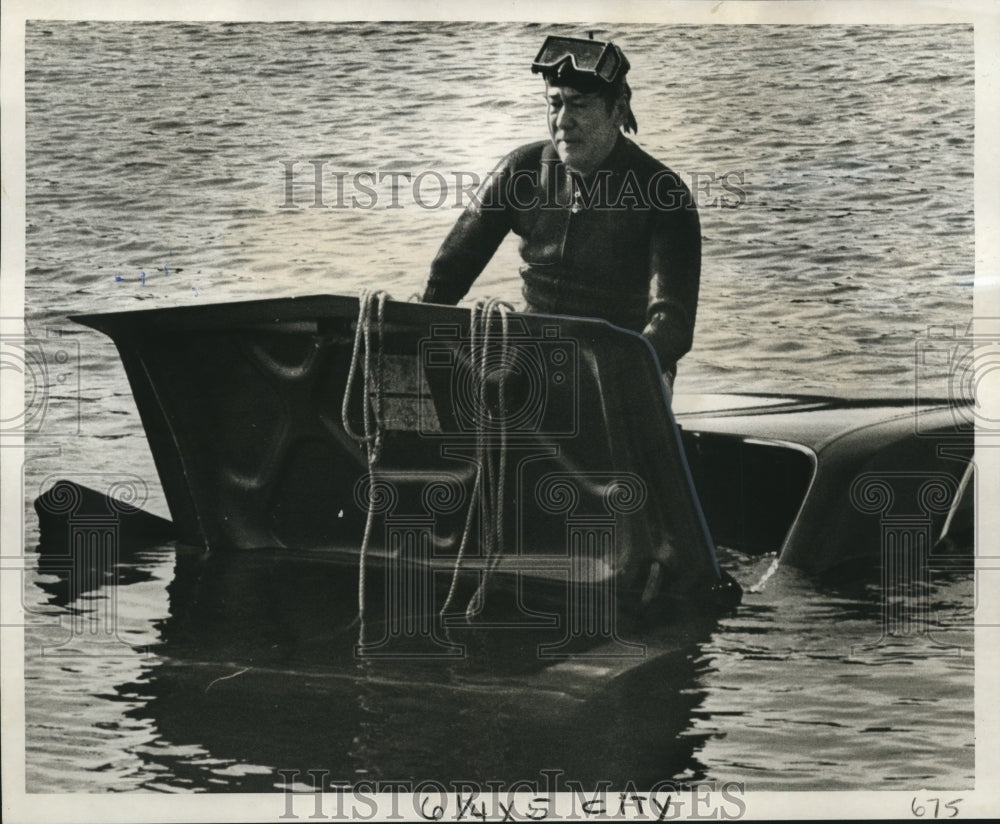 1976 Press Photo New Orleans Police Department diver Lonnie Campbell atop Car