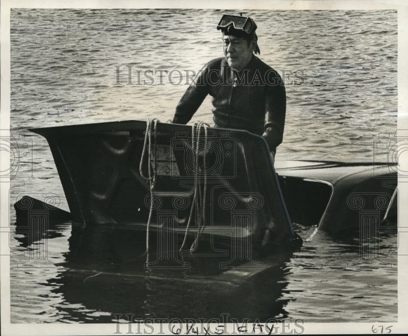 Load image into Gallery viewer, 1976 Press Photo New Orleans Police Department diver Lonnie Campbell atop Car
