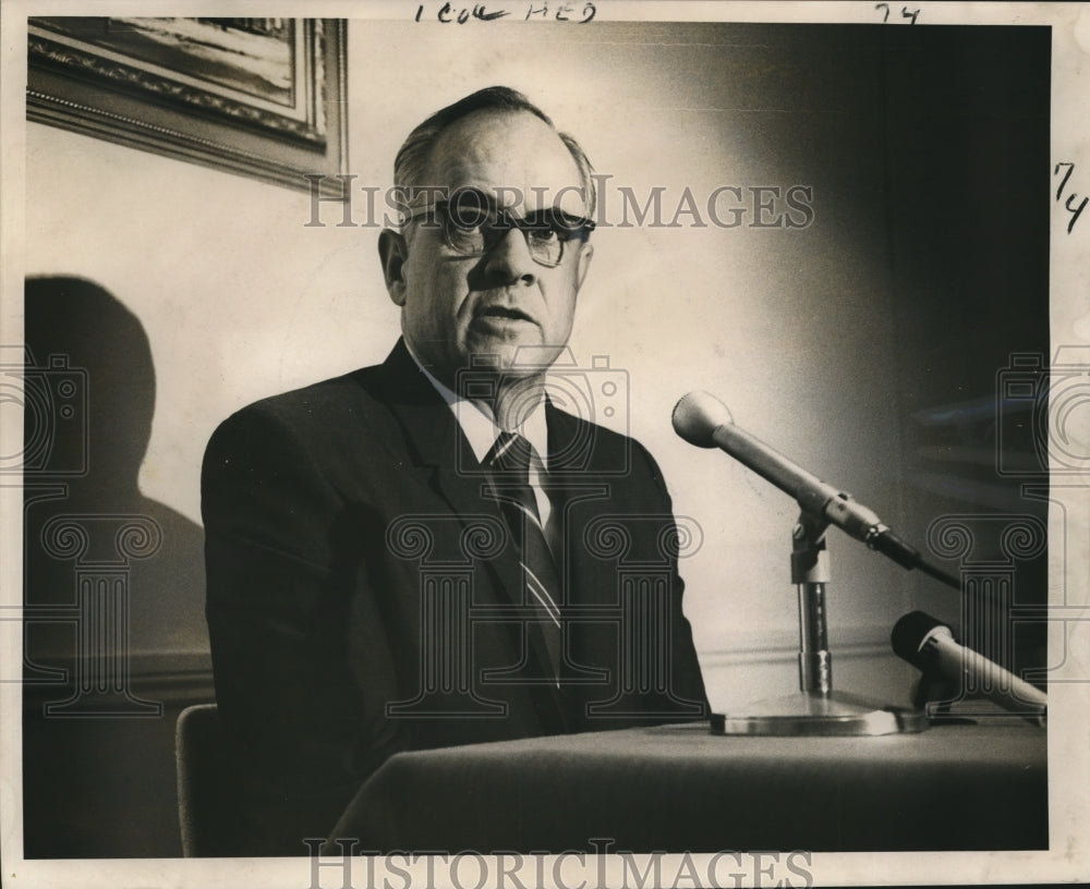 1970 Press Photo J. Phil Campbell at Press Conference in Roosevelt Hotel- Historic Images