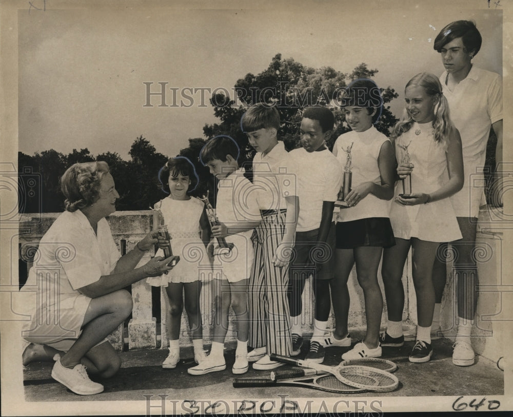 1971 Press Photo Tennis instructor Mrs. Vernon Weiss with Student Winners- Historic Images