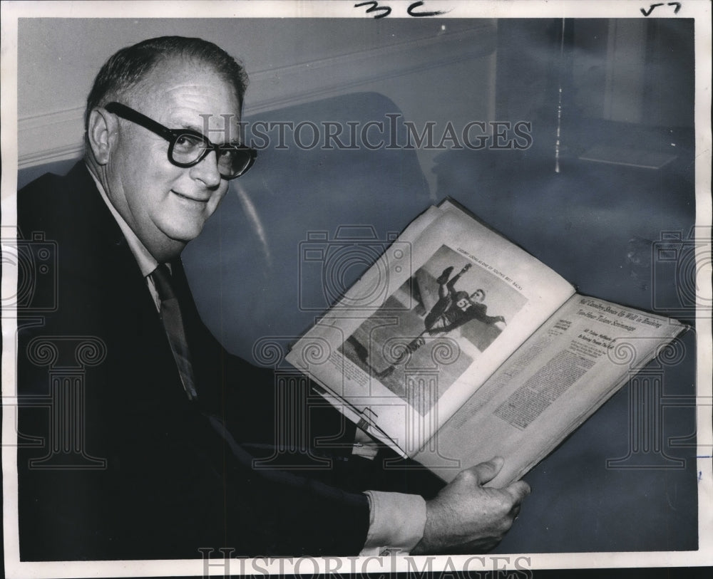 1970 Press Photo Judge Fred Cassibry looking at book- Historic Images