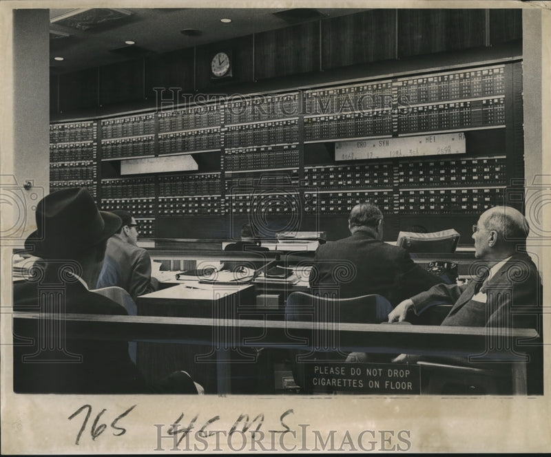 Load image into Gallery viewer, 1964 Press Photo New Orleans Businessmen looking at Listing Board for Stock
