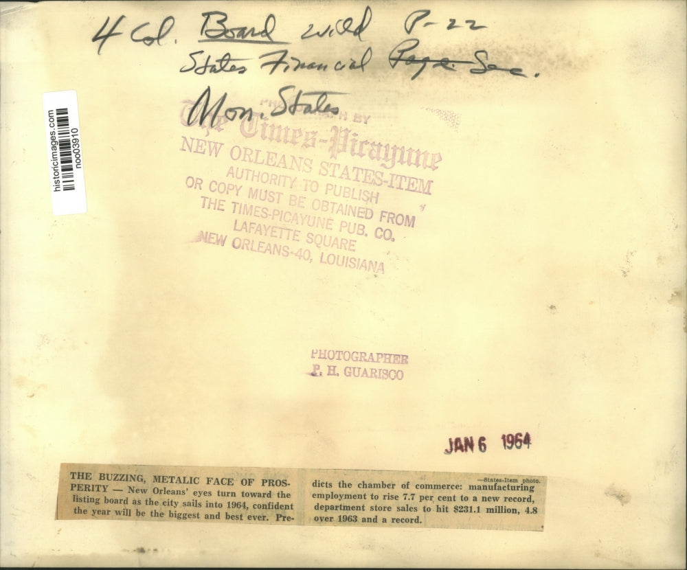 1964 Press Photo New Orleans Businessmen looking at Listing Board for Stock