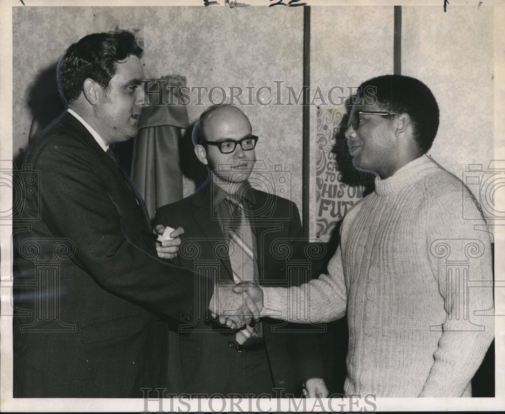 1970 Press Photo Instructor Gene Carter welcomed by Sheriff Heyd, John Farrar- Historic Images