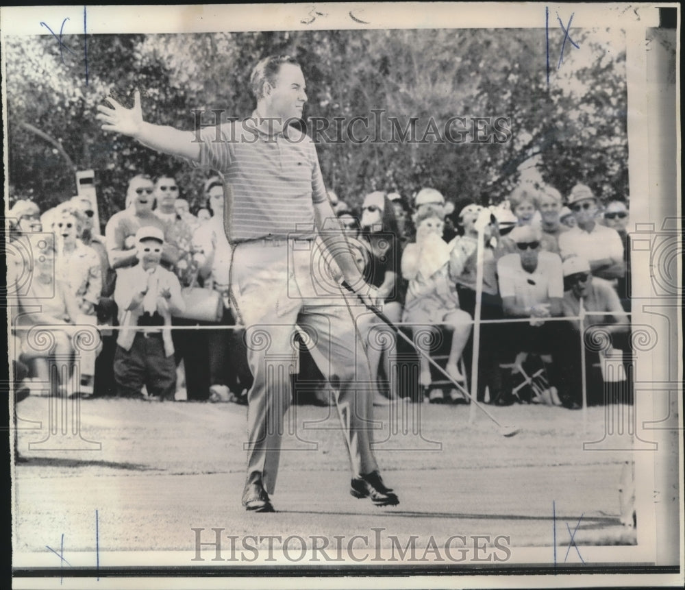 1968 Press Photo Billy Casper in action at the Bob Hope Desert Classic- Historic Images