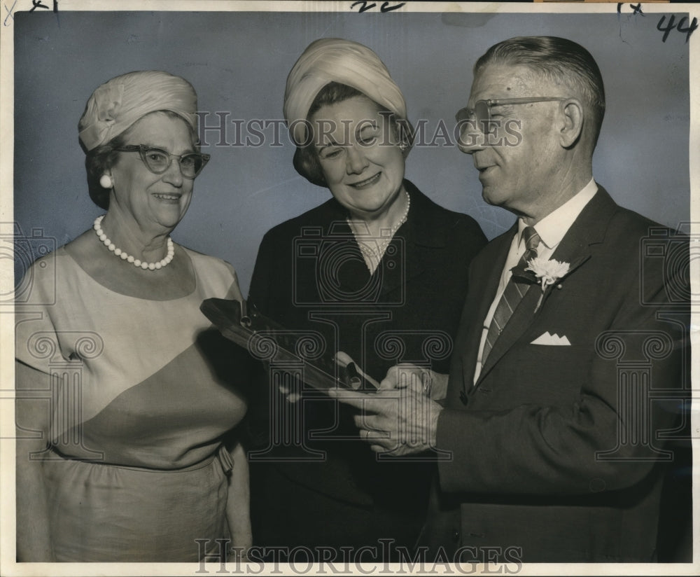 1976 Press Photo Goodwill New Orleans Honors Blind Man for Service to the Blind- Historic Images