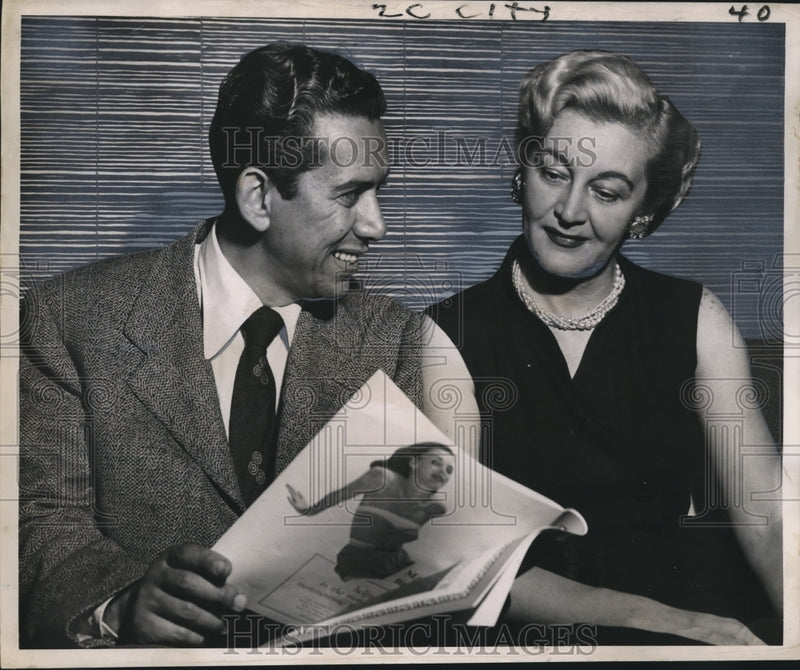 Load image into Gallery viewer, 1953 Press Photo Pianist/Bandleader Carmen Cavallaro and Wife - noo03971
