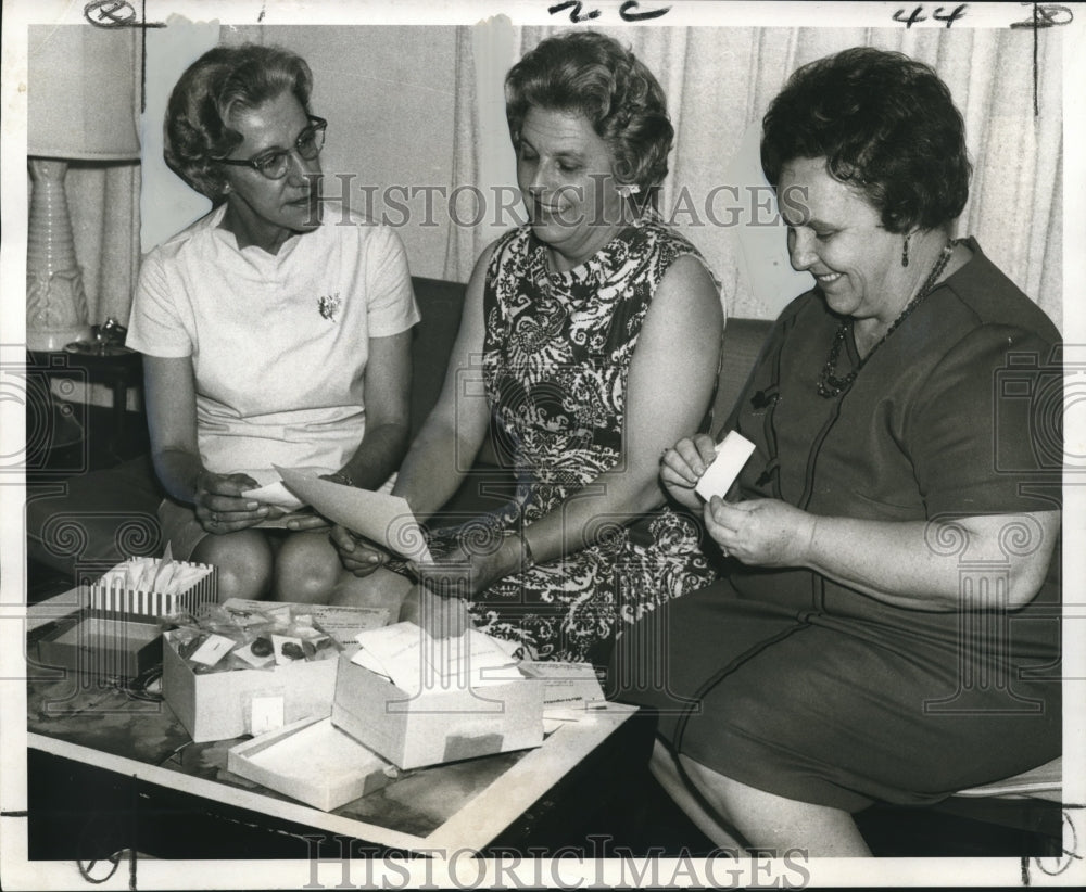 1970 Press Photo Safety Council Members Sort School Awards, New Orleans- Historic Images
