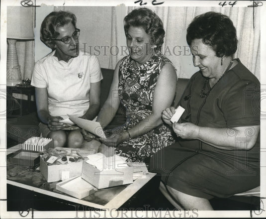 1970 Press Photo Safety Council Members Sort School Awards, New Orleans- Historic Images