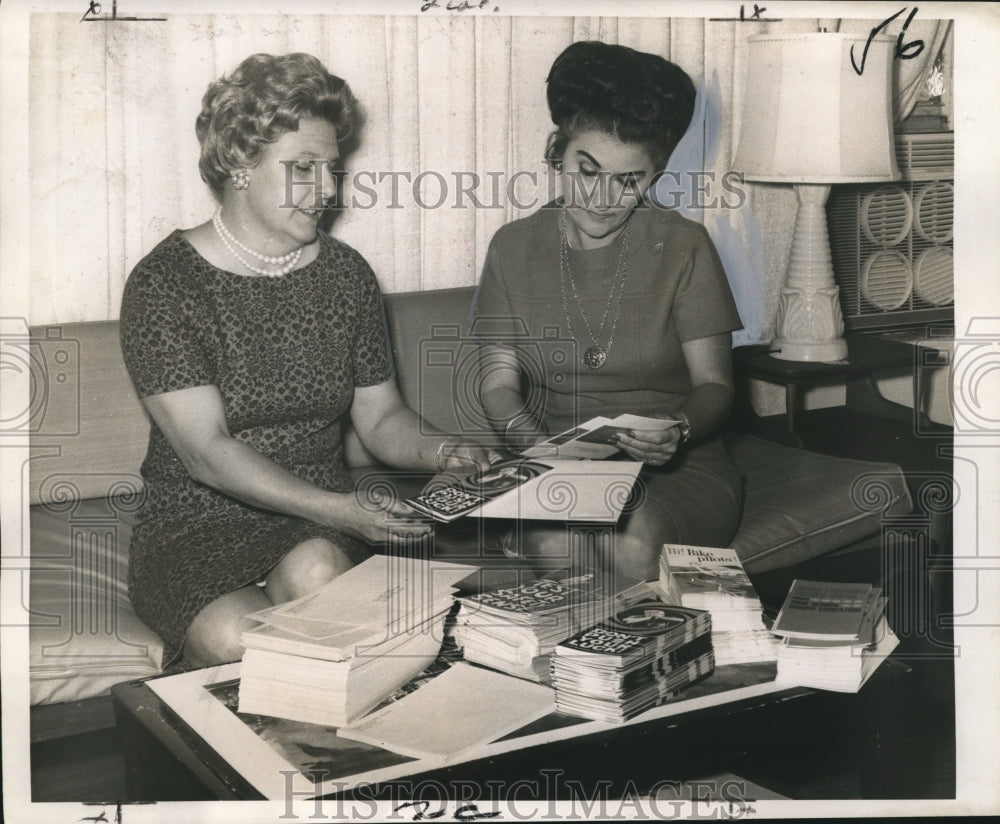 1968 Press Photo New Orleans Safety Council Members Fill Safety Kits - noo03973