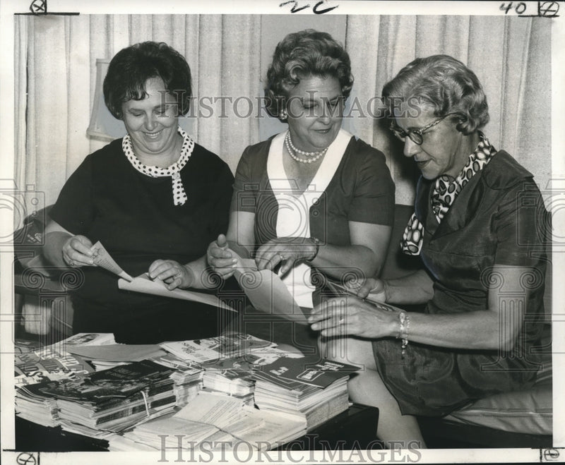 Load image into Gallery viewer, 1959 Press Photo New Orleans Safety Council Members Prepare Packets for Parents
