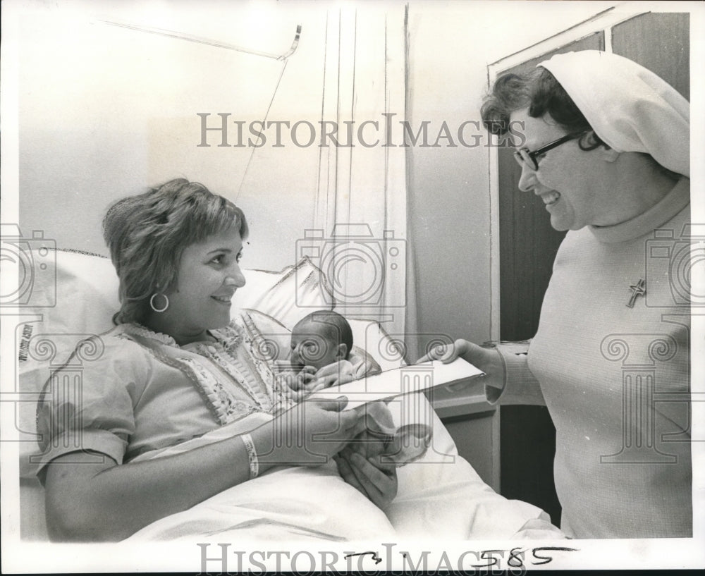 1973 Press Photo Sister Mary Lindley Gives Bond to Mrs. Cacioppo &amp; Son Bryan- Historic Images