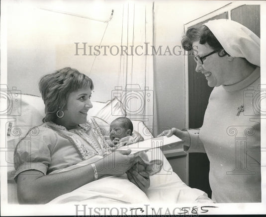 1973 Press Photo Sister Mary Lindley Gives Bond to Mrs. Cacioppo & Son Bryan- Historic Images