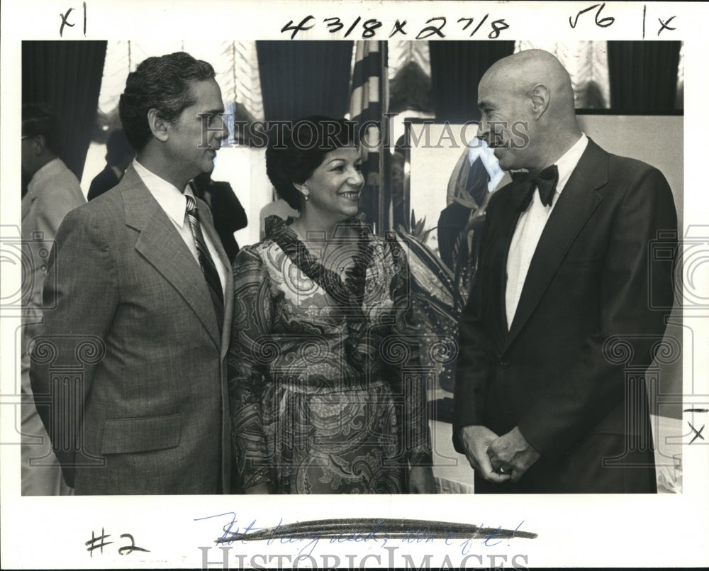 1980 Press Photo Dominican Republic Consul Ramon Caceres &amp; Wife with Max Barnett- Historic Images