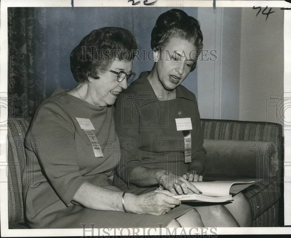 1970 Press Photo Joella Terrill Butler and Marjorie Wilson of Altrusa - Historic Images