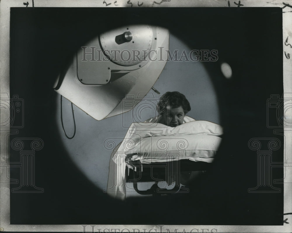 1952 Press Photo New Radium Beam Cancer Treatment, Roosevelt Hospital, New York