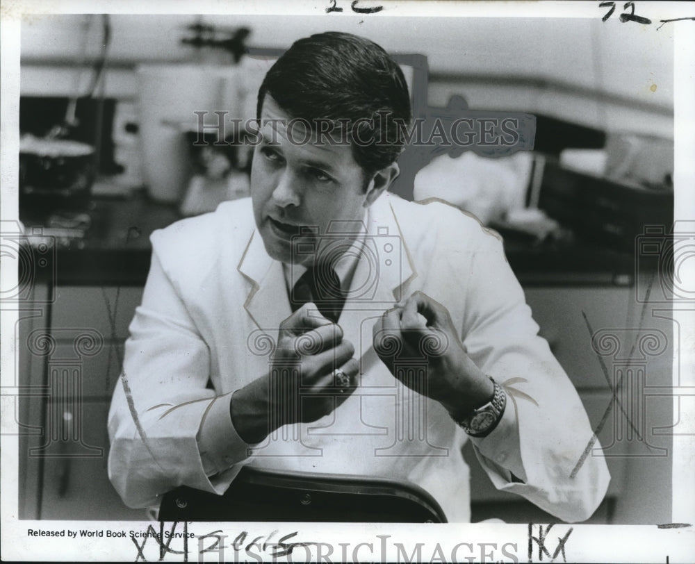 1970 Press Photo Dr. William Cambell, Co-Developed of Ceramic Bone Subsititue- Historic Images