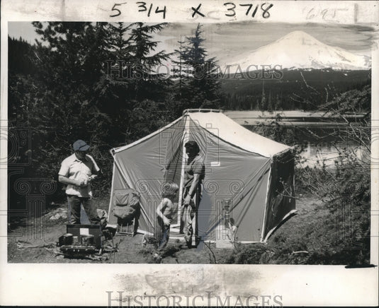 1974 Press Photo Family enjoys an Economical Vacation by camping and packbacking- Historic Images
