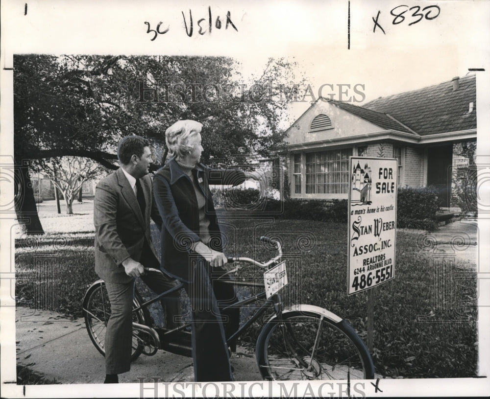 1974 Press Photo Real estate agent Cleo Carmichael shows Bill Fogarty a house- Historic Images