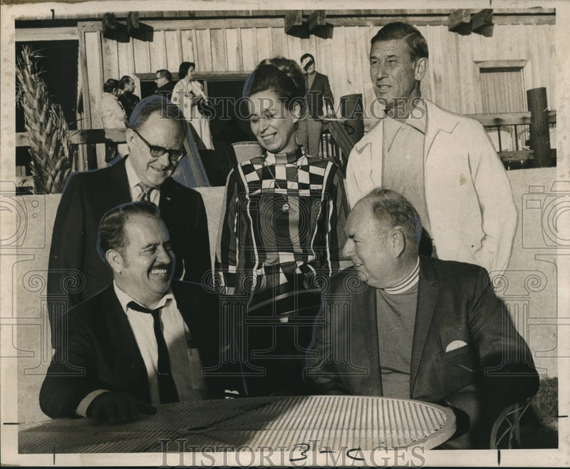 Load image into Gallery viewer, 1970 Press Photo Officers of the New Orleans Discovery Bay Yacht Club
