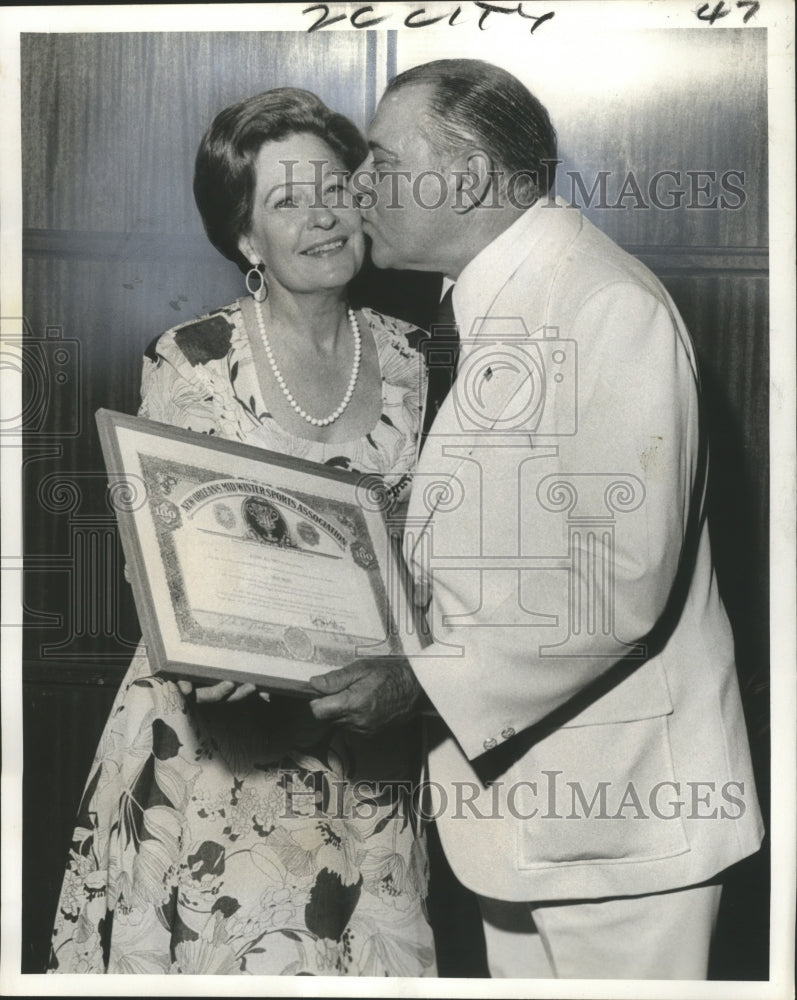 1973 Press Photo Mrs. Maude Broad receives a certificate from J. Frank Williams- Historic Images