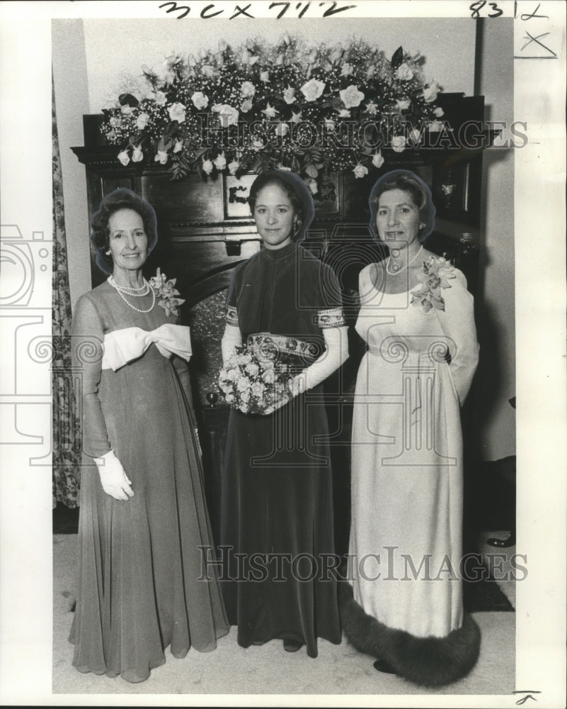 1974 Press Photo Debutante Miss Deborah Rooker Broadwell & family at the tea
