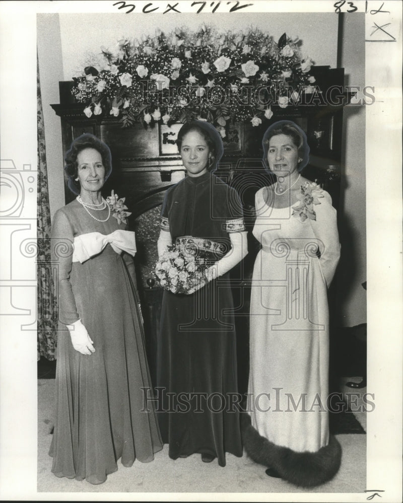 Load image into Gallery viewer, 1974 Press Photo Debutante Miss Deborah Rooker Broadwell &amp; family at the tea
