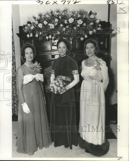 1974 Press Photo Debutante Miss Deborah Rooker Broadwell & family at the tea