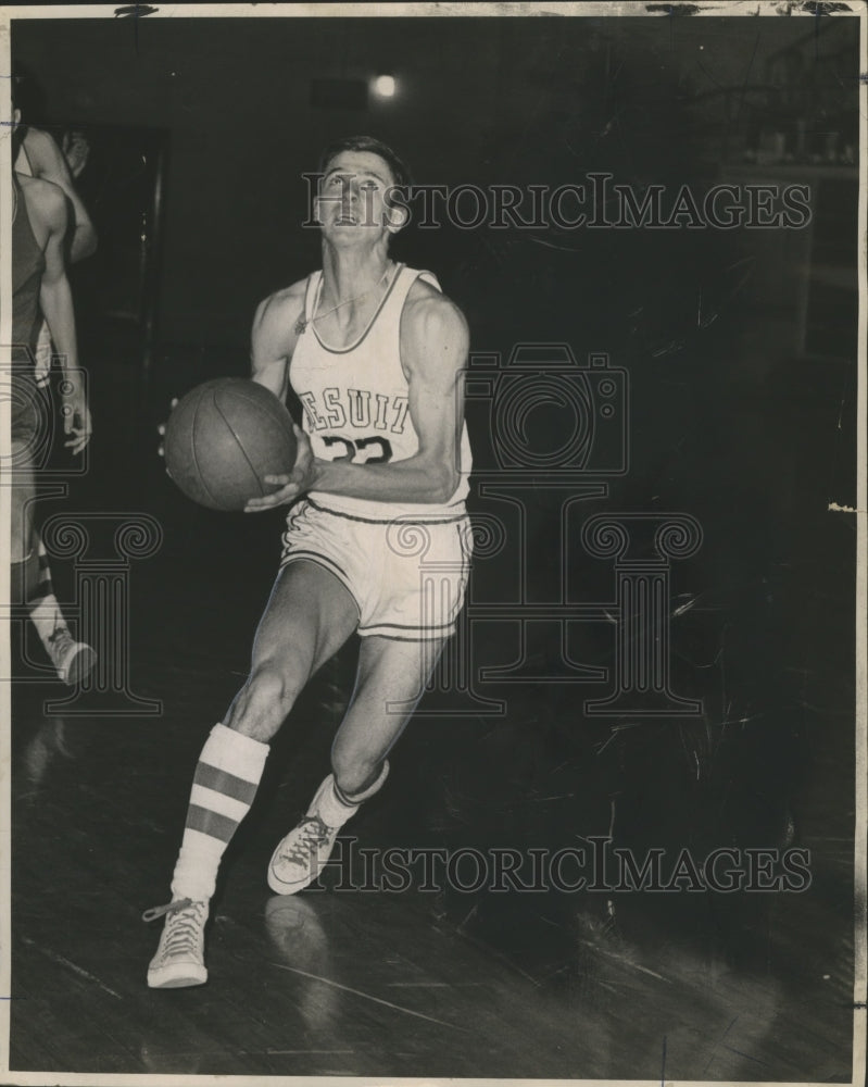 Load image into Gallery viewer, 1965 Press Photo Basketball guard player Ronnie Britsch of Jesuit - noo04236

