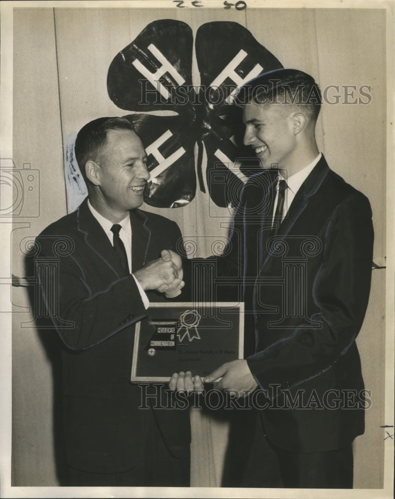 Load image into Gallery viewer, 1963 Press Photo Edward Gassie gives Keric Buckner with commendation certificate
