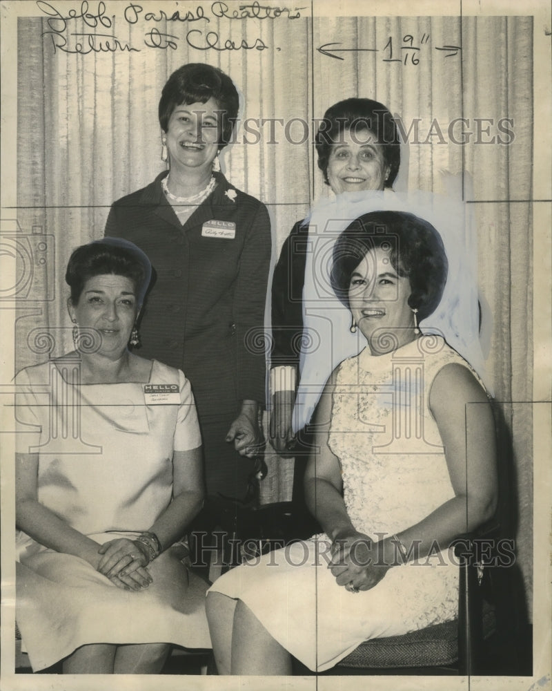 Load image into Gallery viewer, 1968 Press Photo Sarah Chalin and fellow Jefferson Board of Realtors officers
