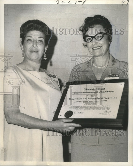 1968 Press Photo Mrs. Artha Garza presents charter to Mrs. Sarah Chalin- Historic Images
