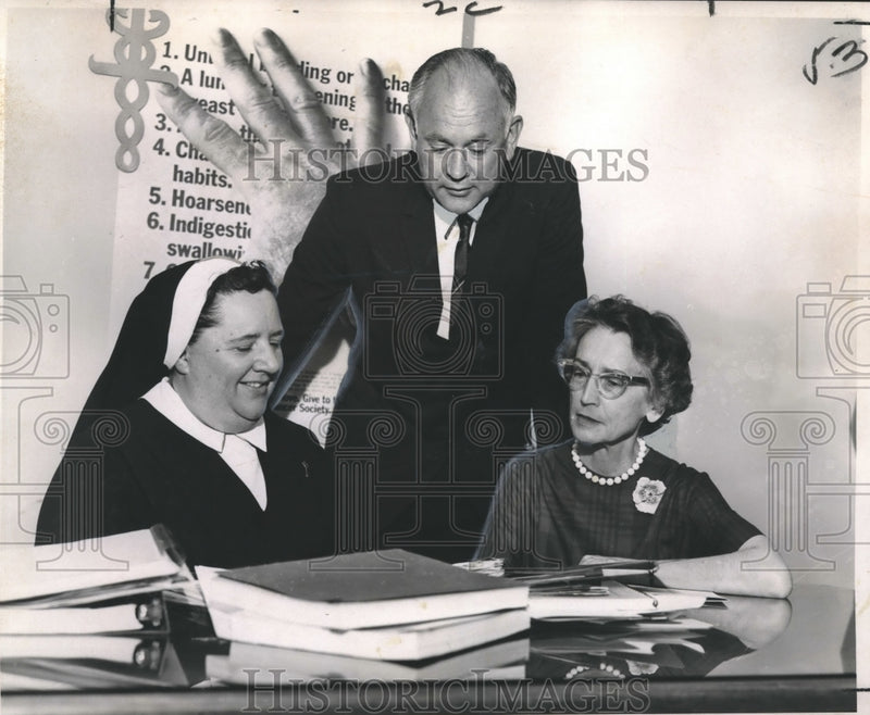 Load image into Gallery viewer, 1967 Press Photo Officials of the American Cancer Society, Representatives Meet
