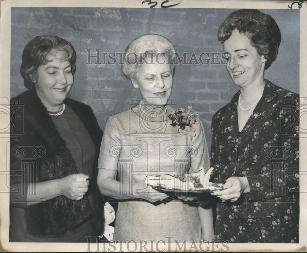 1967 Press Photo Annual Opening Reception of Le Petit Salon Attendees at Event