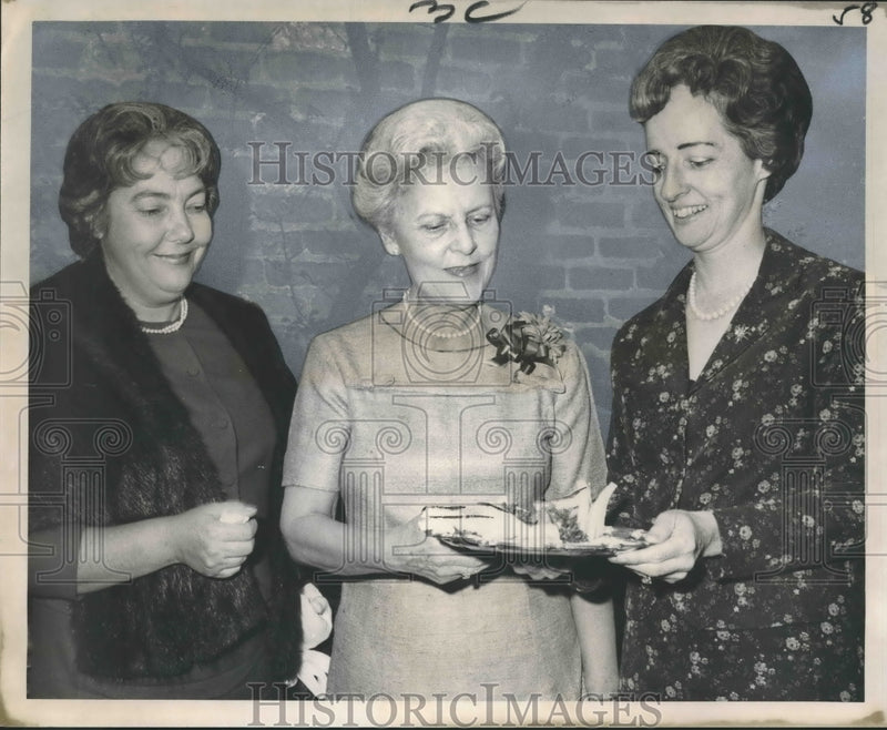Load image into Gallery viewer, 1967 Press Photo Annual Opening Reception of Le Petit Salon Attendees at Event
