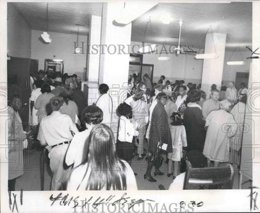 1970 Press Photo Charity Hospital patients & staff shown crowded due to flooding- Historic Images