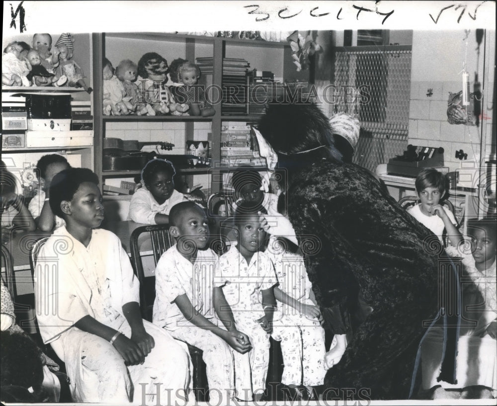 1972 Press Photo Mrs. Marcia J. Gentzler with Children at Charity Hospital- Historic Images