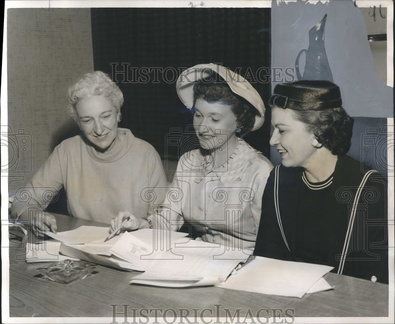 Load image into Gallery viewer, 1958 Press Photo Women Plan Program for Petroleum Convention Wives, New Orleans
