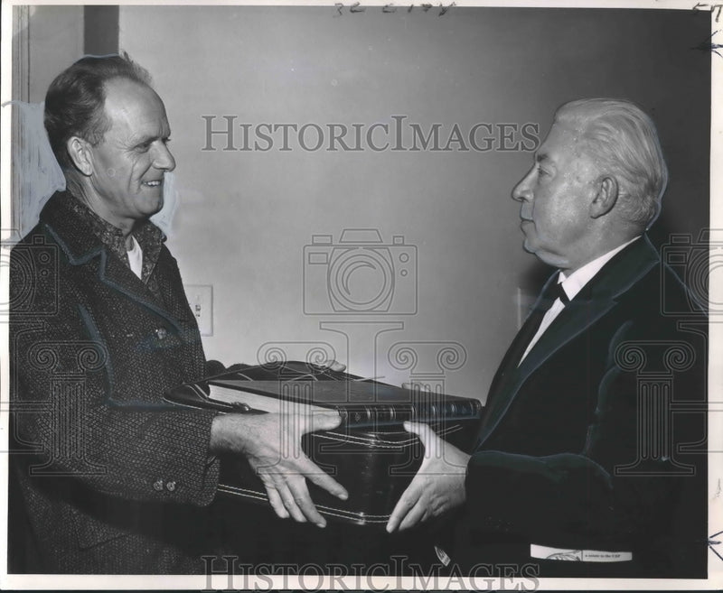 Load image into Gallery viewer, 1963 Press Photo Cab Driver Ralph W. Swafford and Joan Alaveedra, Poet, Author
