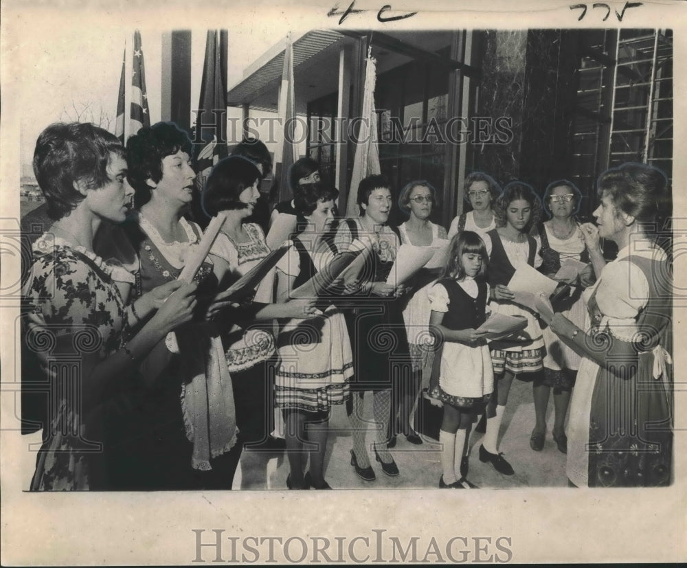 1974 Press Photo Members of the German Seamen&#39;s Mission Choir sing yuletie songs