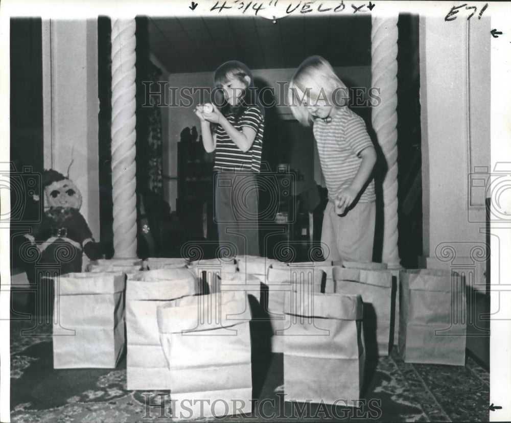  Press Photo Richard and Janey Witt standing behind Paper Sacks- Historic Images