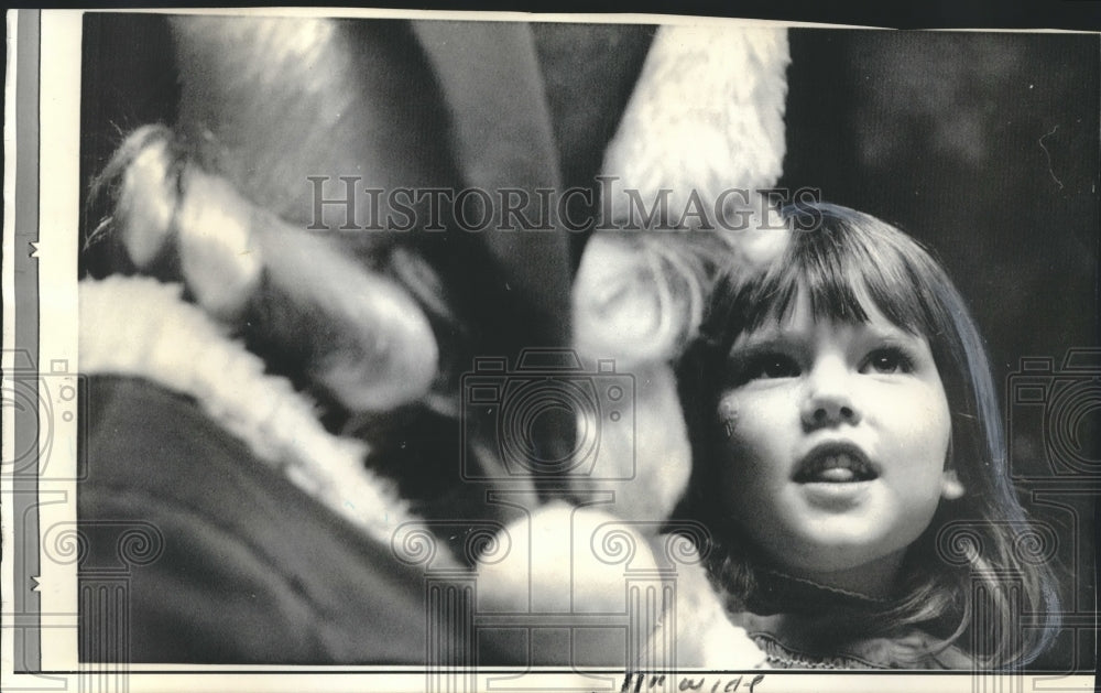 1973 Press Photo Christmas Spirit in the eyes of a child as she looks at Santa