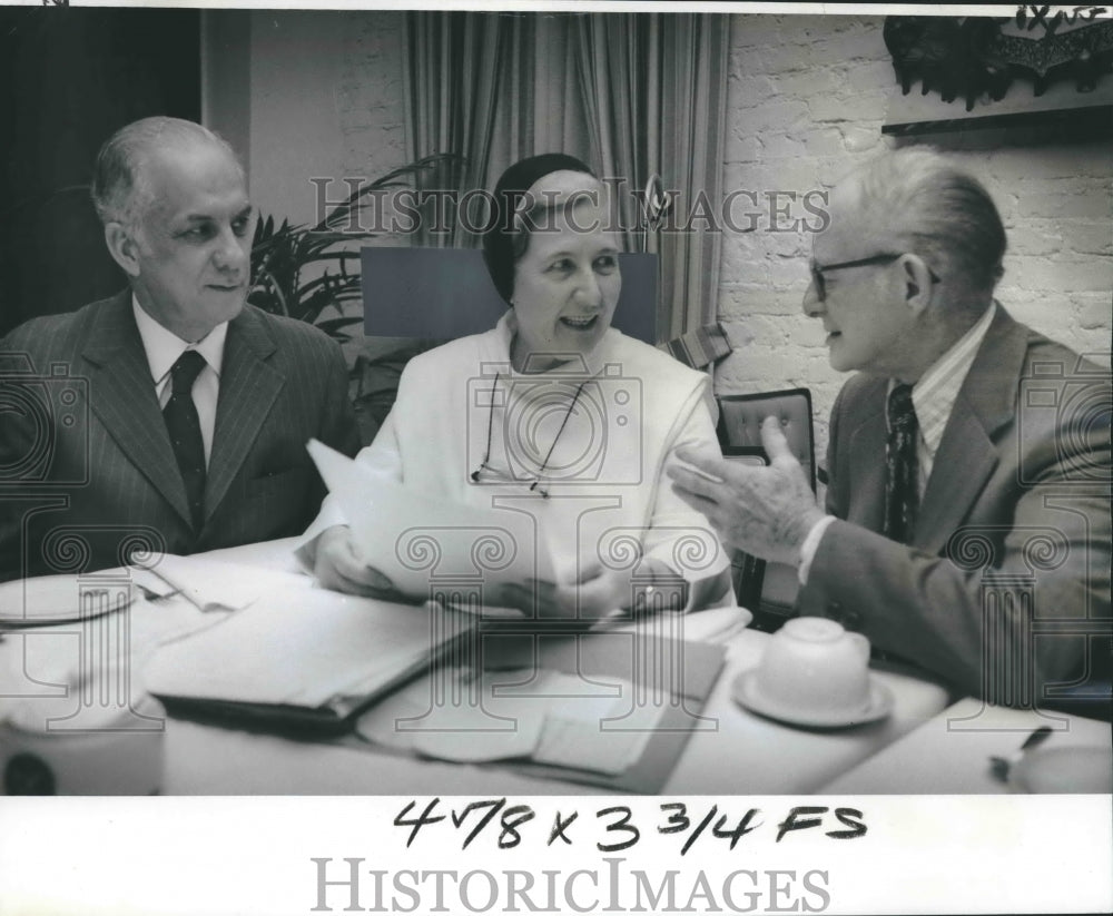 1976 Press Photo Attendees of Annual Support Fund Drive for $175,000 at College