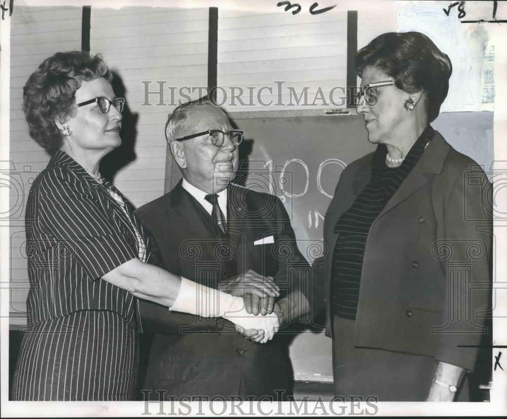 1965 Press Photo Chamber of Commerce, New Orleans Members at Celebration Event
