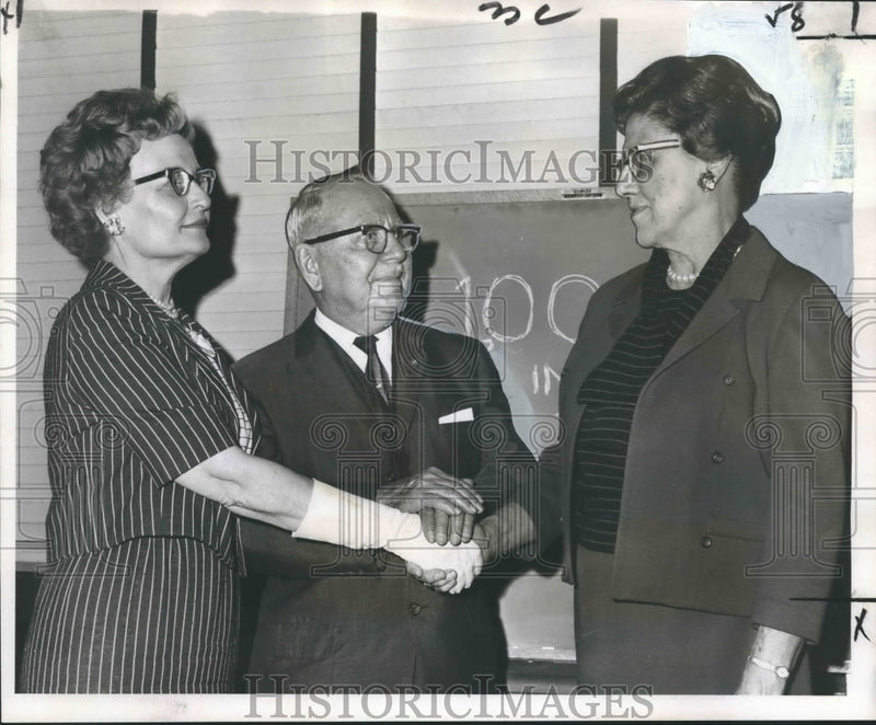 Load image into Gallery viewer, 1965 Press Photo Chamber of Commerce, New Orleans Members at Celebration Event
